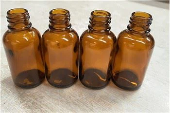 جاپان میں بنائی گئی شیشے کی بوتل